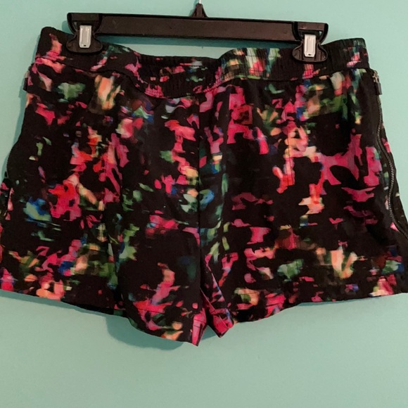 Fabletics Pants - Multi colored L shorts